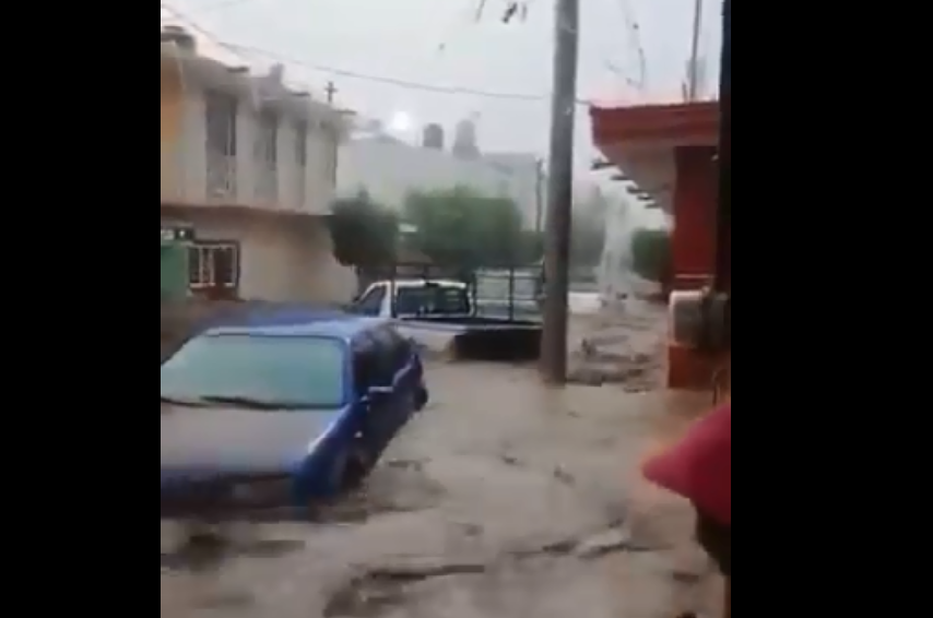 VIDEO Lluvia torrencial arrastra autos en la Mixteca Poblana