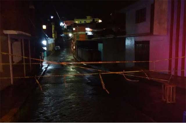 Lluvia y falta de mantenimiento a calle generan socavón en Huauchinango