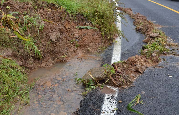 Lluvias muestran desperfectos en carretera Zacapoaxtla-Xochiapulco