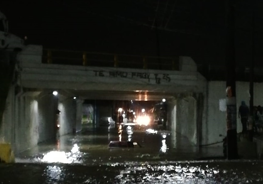 Vehículos atrapados deja lluvia en Texmelucan