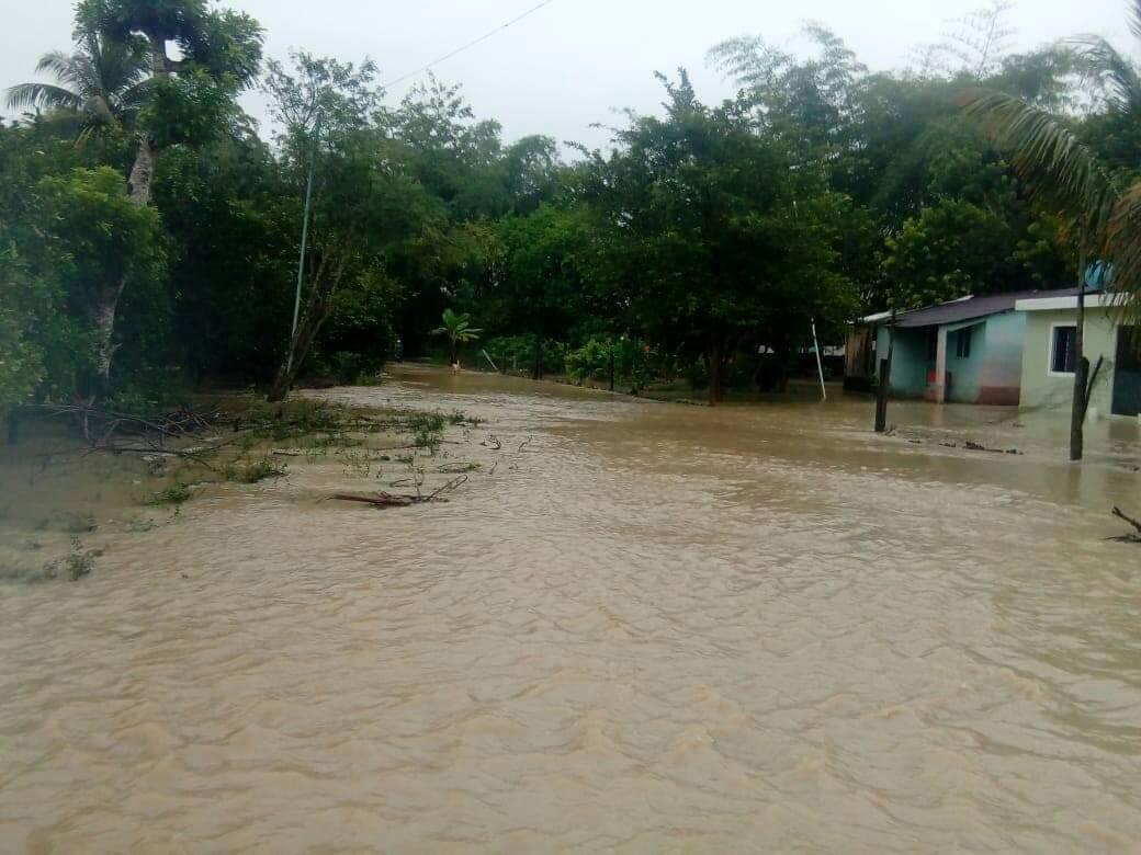 Lluvias inundan tres comunidades de Francisco Z. Mena