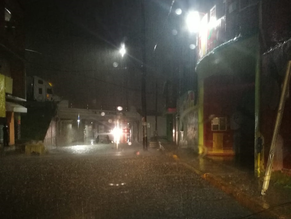 Vehículos atrapados deja lluvia en Texmelucan