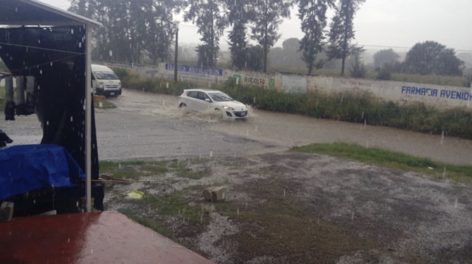 Lluvia genera que autos queden varados en Atlixco