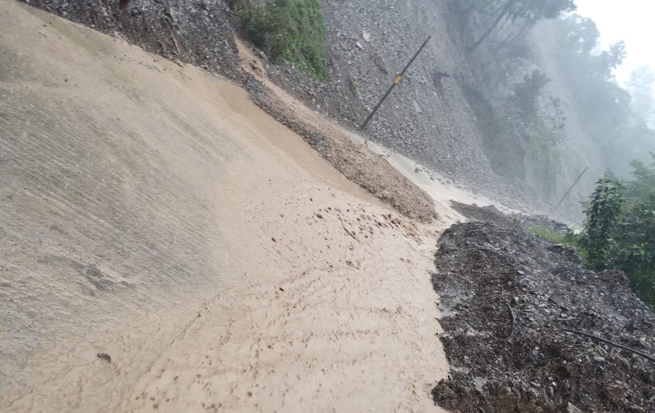 Caída de piedras cierra camino Xaltepuxtla-Chiconcuautla debido a las lluvias