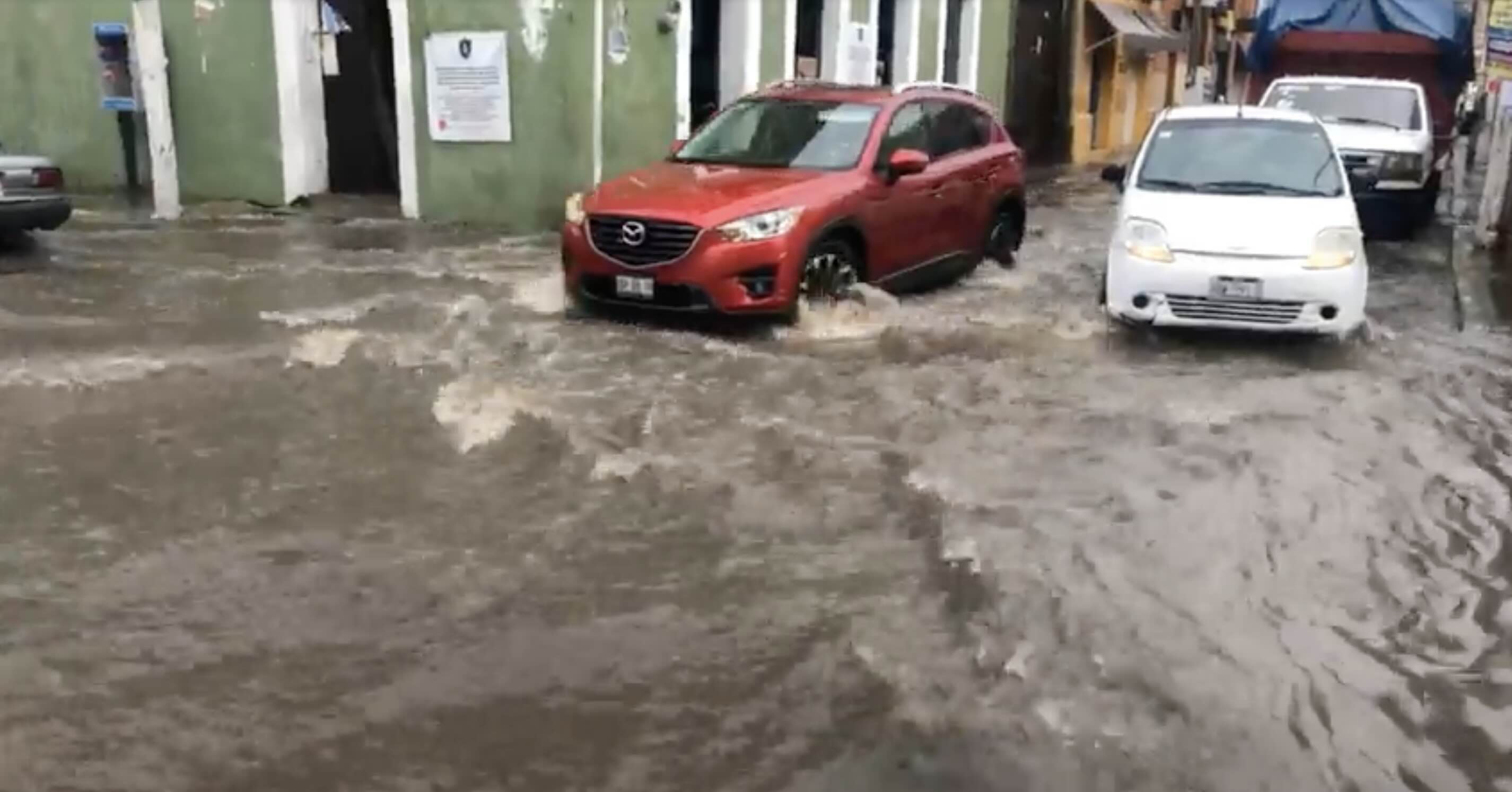 Lluvias en Atlixco: personas quedan atrapadas en vehículos varados por inundaciones