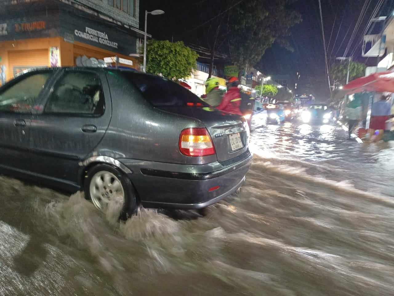 Hombre es arrastrado por corriente de agua, durante lluvia torrencial en Tehuacán