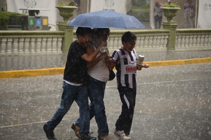 Onda tropical número 24 trae fuertes lluvias a Puebla este sábado