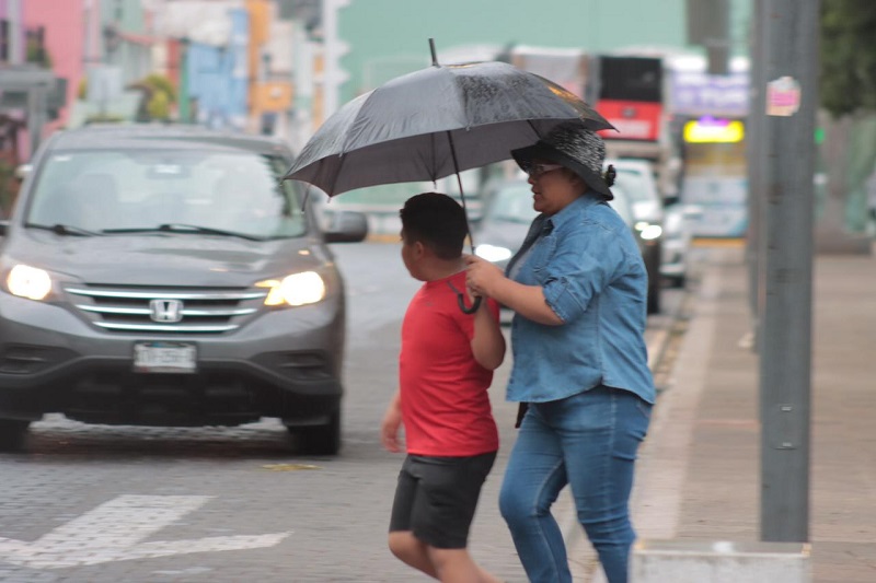 Fuertes lluvias y calor abren la semana en Puebla