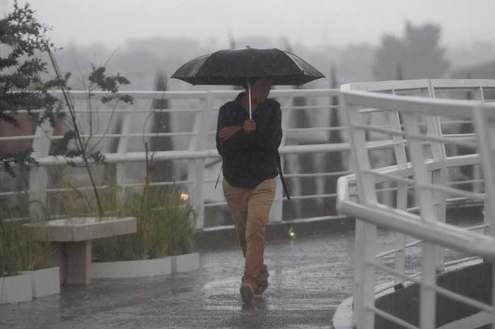 Con rachas de viento y escasas lluvias arranca semana en Puebla