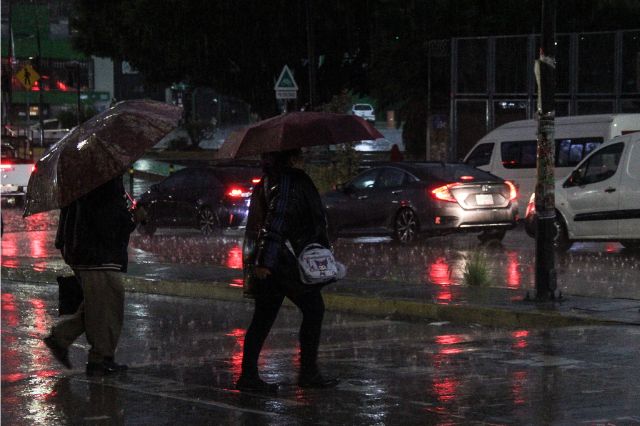 Lluvias intensas provocan inundaciones y caos vial en Puebla capital