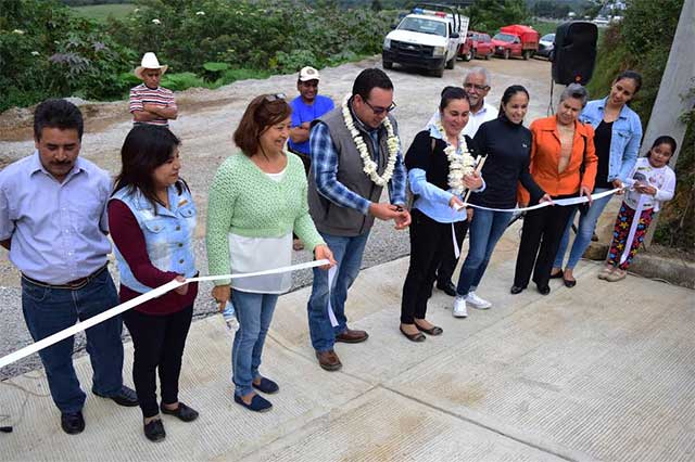 Inauguran obras de pavimentación y drenaje en Zacapoaxtla