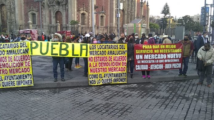 VIDEO Locatarios de Amalucan se manifiestan frente a Palacio Nacional