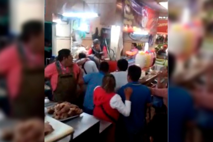VIDEO Así fue la batalla campal en el mercado de Texmelucan