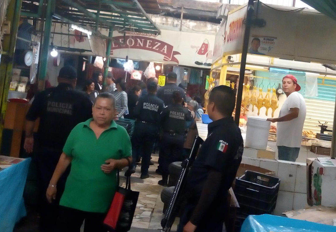 Con navajas locatarios del mercado Domingo Arenas protagonizan riña 