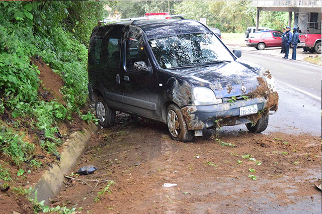 Por exceso de velocidad choca su Renault contra un bordo