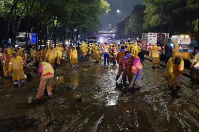 La CDMX limpia 455 toneladas de lodo de los carriles del Periférico Sur