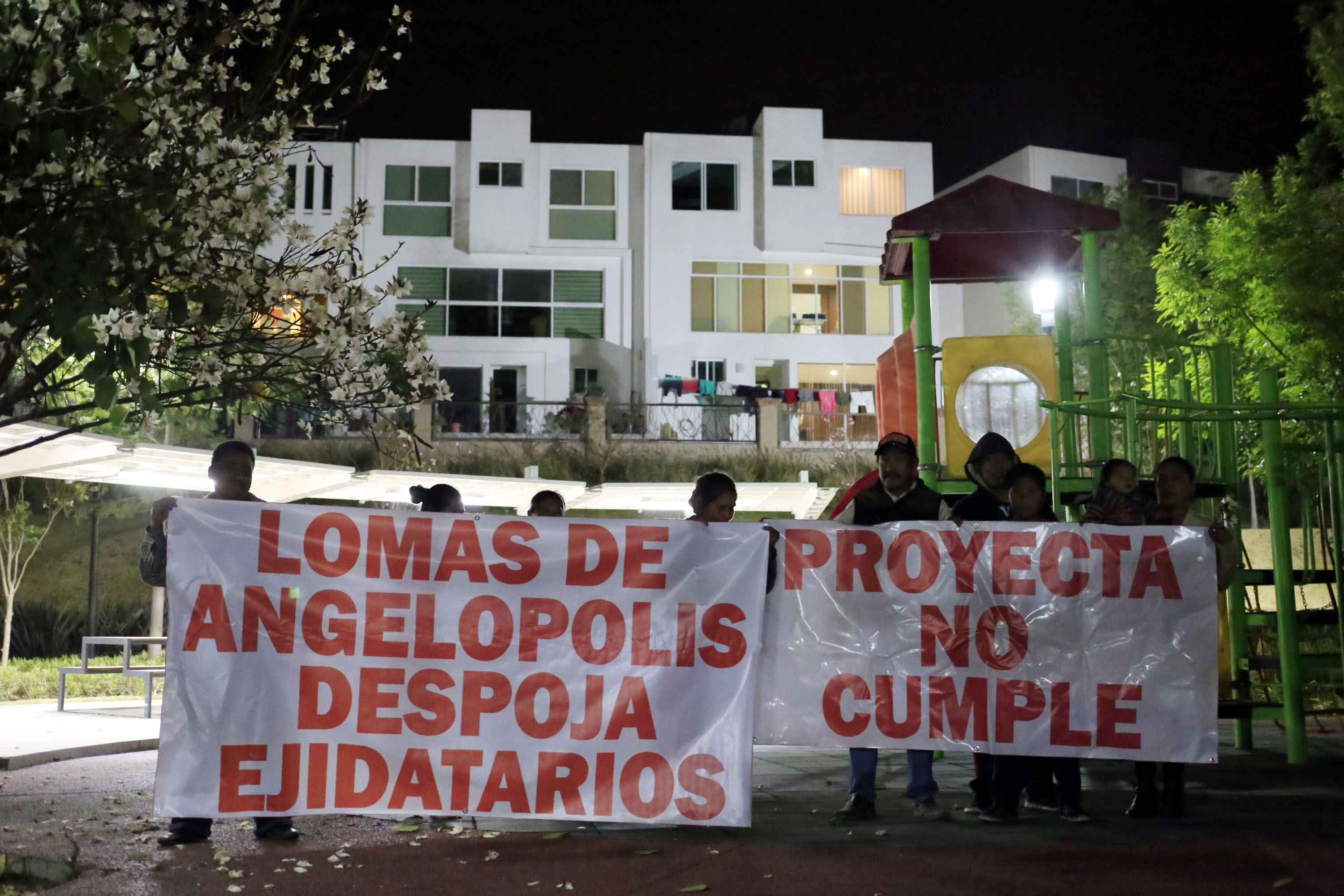 Pobladores de Cacalotepec cierran accesos a Lomas de Angelópolis