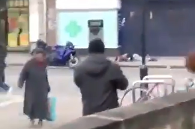 VIDEO Hombre ataca con cuchillo a varias personas en Londres