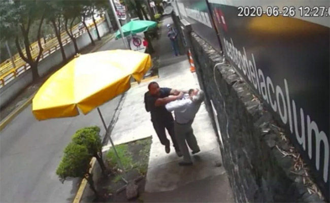 VIDEO LordBanqueta golpea a mujer y a abuelito en la calle