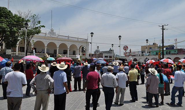 Antorcha protesta contra alcalde por vialidad de 6 mdp en Acatlán