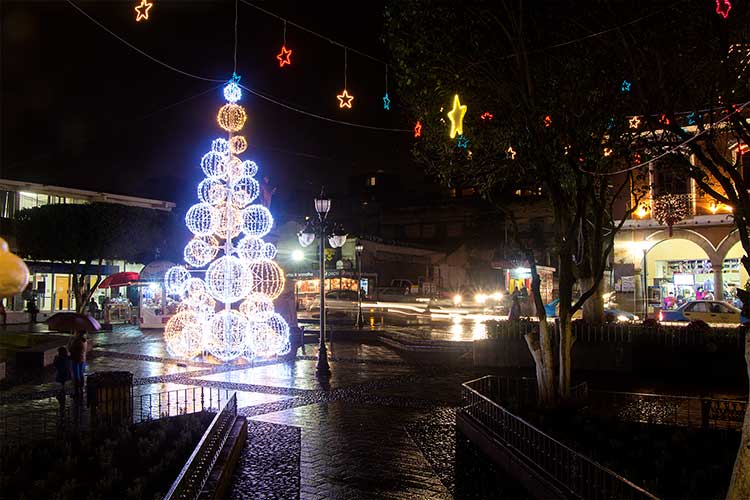 Amagan con boicot a iluminación navideña para evitar apagones en Huauchinango