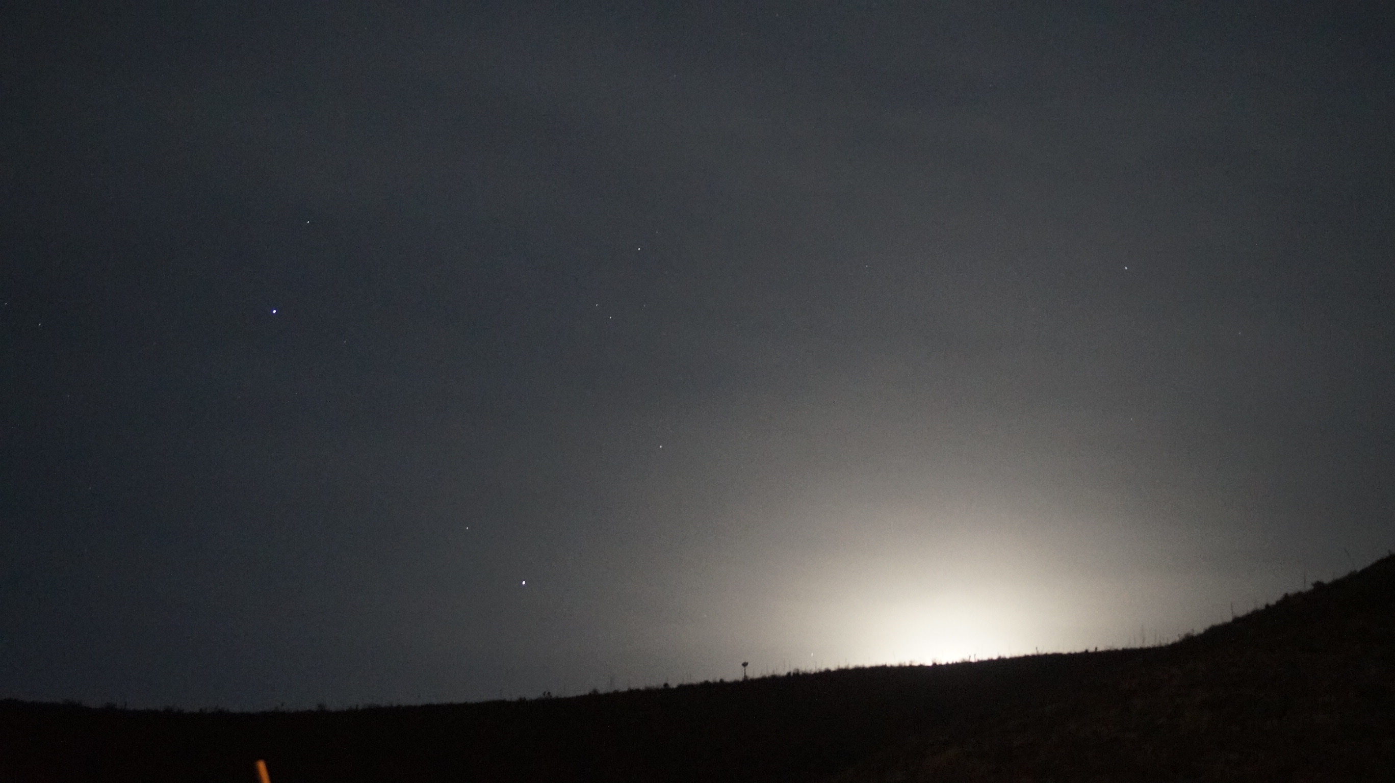 Reportan avistamiento de conjunto de luces sobre valle de Tecamachalco