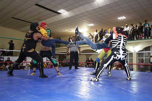 Llevan la lucha libre a la Feria Patronal de San Andrés Cholula