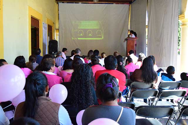 Recuerdan lucha contra el cáncer de mama en Tlatlauquitepec