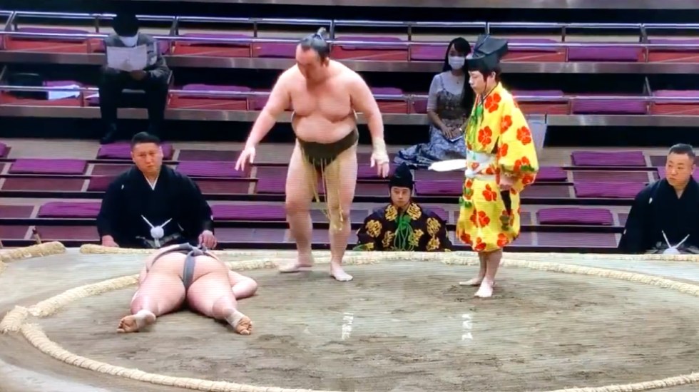 VIDEO Muere luchador de sumo tras golpe en la cabeza en combate