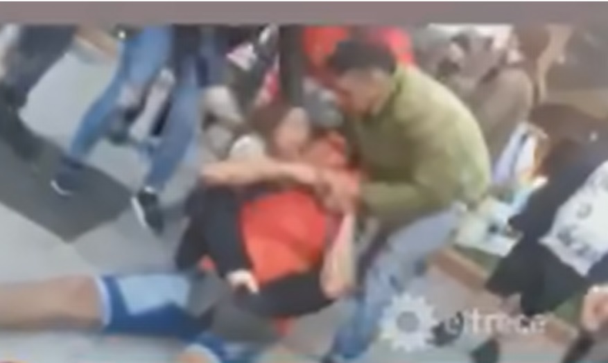 Sujeto intenta asaltar a mujer, pero ella era luchadora y lo noqueó