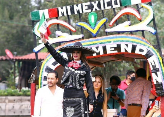 En Xochimilco, Lucía Méndez da grito de Independencia