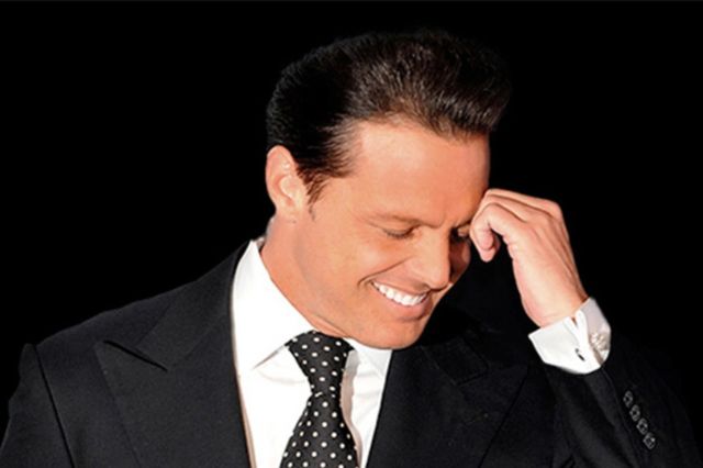 Luis Miguel muestra su molestia por fallas en el sonido durante su concierto en Toluca