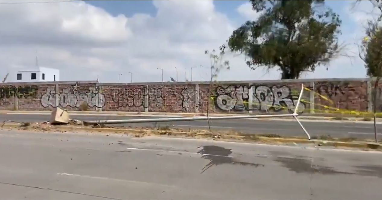 VIDEO Precaución, luminaria caída sobre el bulevar Carmelitas