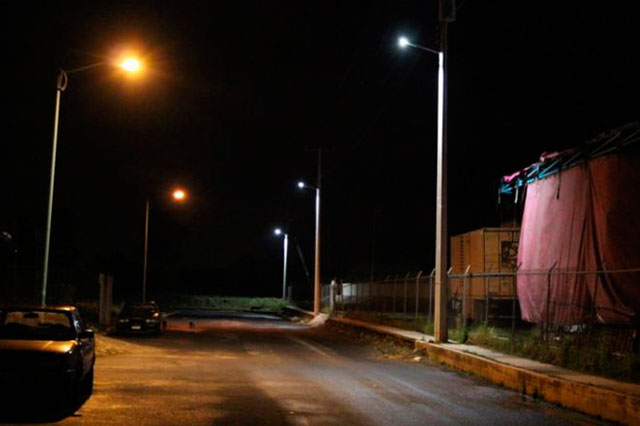 Infraenergía coloca lámparas 17 meses después en Texmelucan