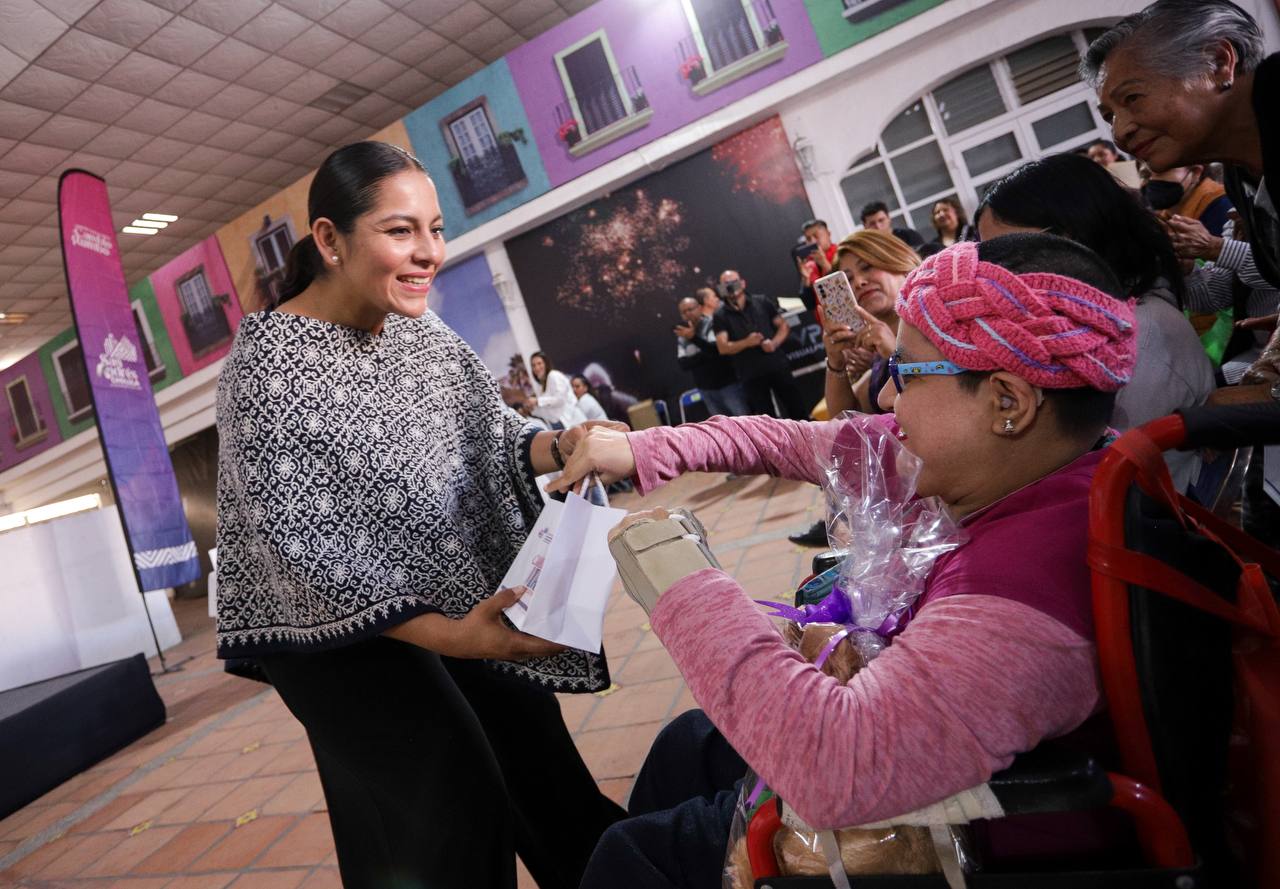 Entrega Lupita Cuautle auxiliares auditivos en San Andrés Cholula