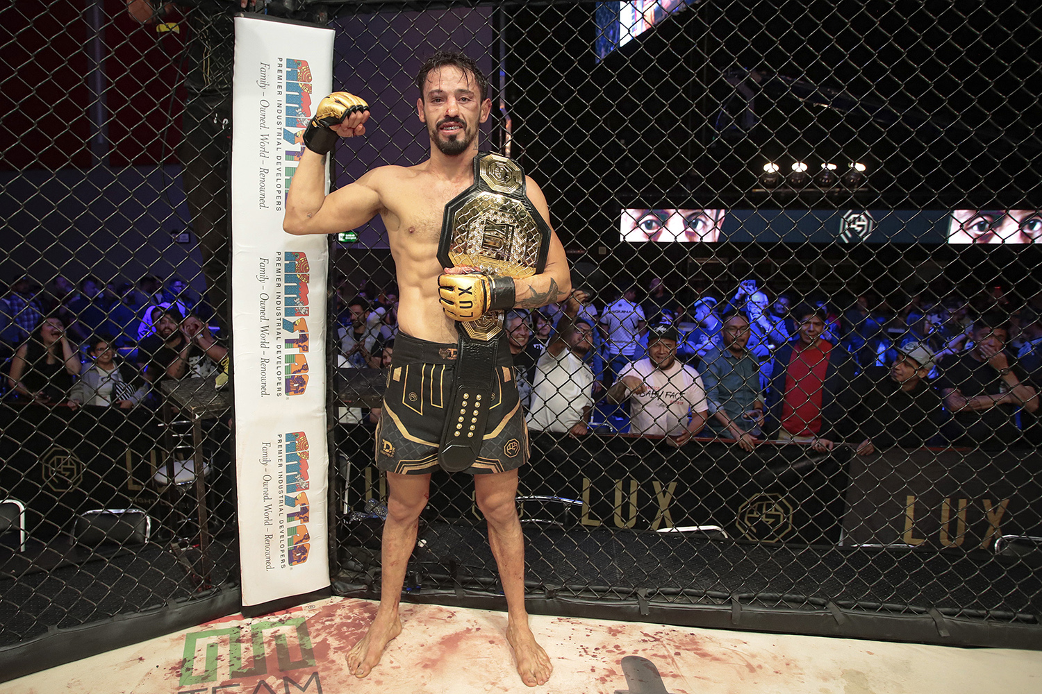 El poblano José Roura conquista cinturón de peso gallo de LUX Fight League