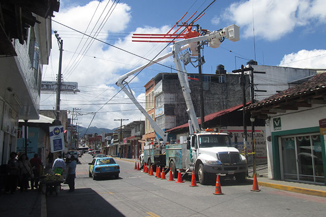 Trabajos de CFE ocasionan cortes de energía en Huauchinango