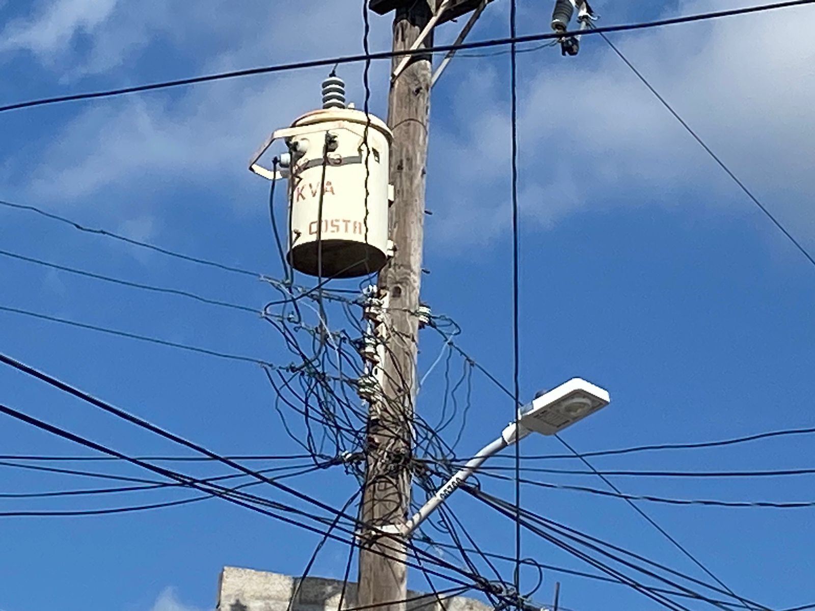 En Acatlán vecinos se encuentran sin energía eléctrica por más de tres meses