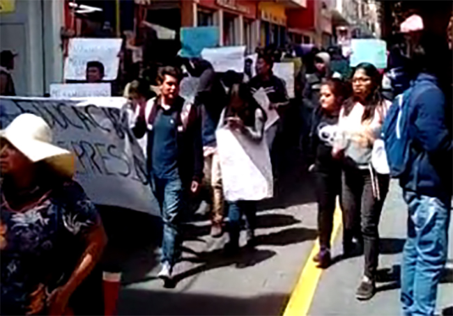 Universitarios en Texmelucan se unen a la mega marcha