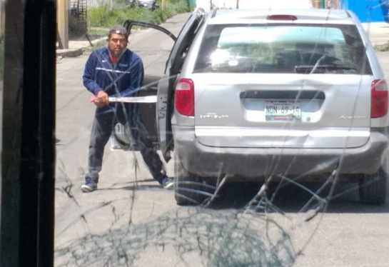 En plena carretera sujeto machetea camión de pasajeros en la federal a Tehuacán