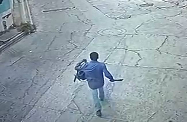 VIDEO Difunden imágenes del joven que atacó con machete a transeúntes en Atlixco
