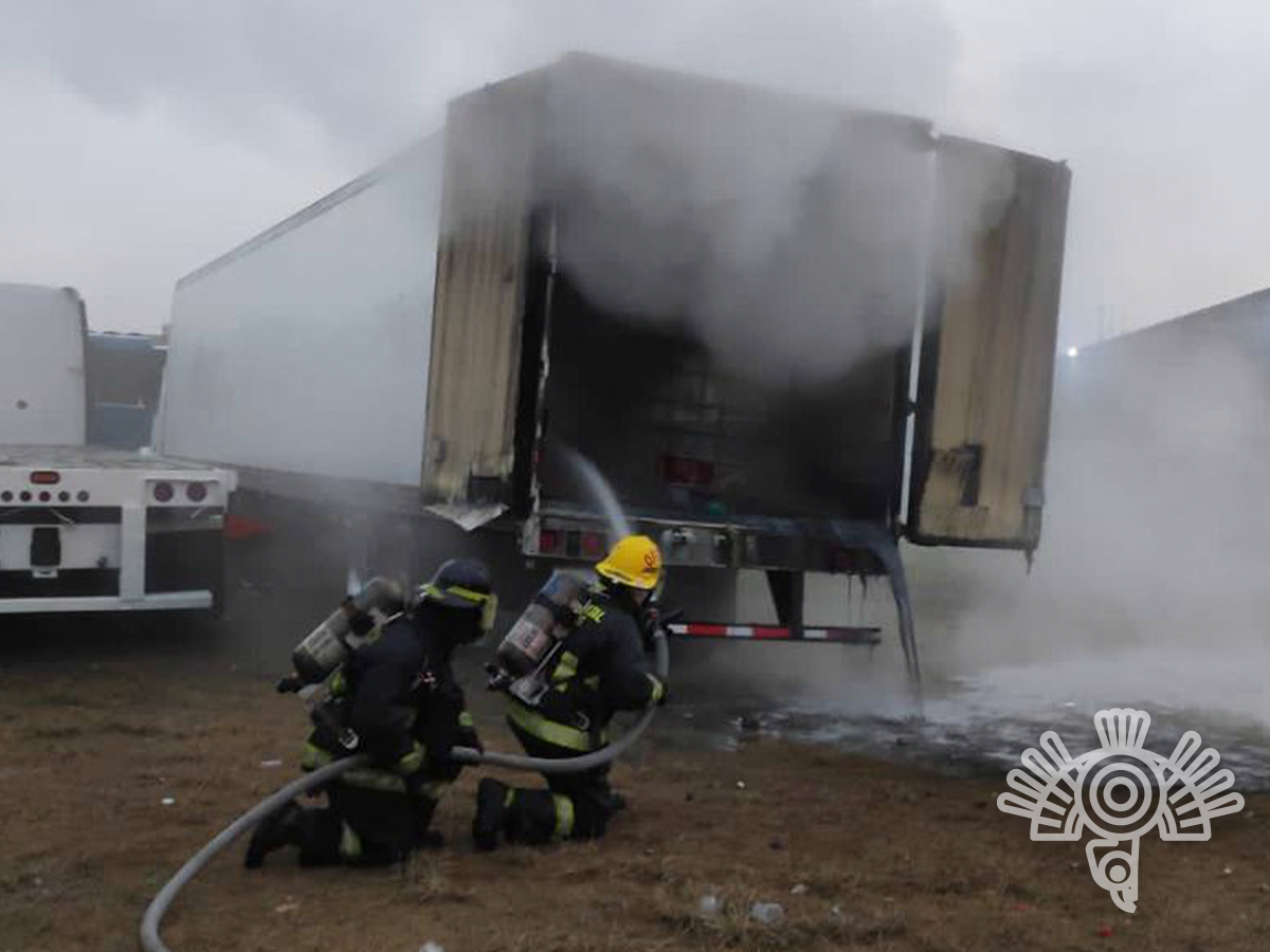 Controlan bomberos fuga de químicos en depósito vehicular entre Puebla y Tlaxcala