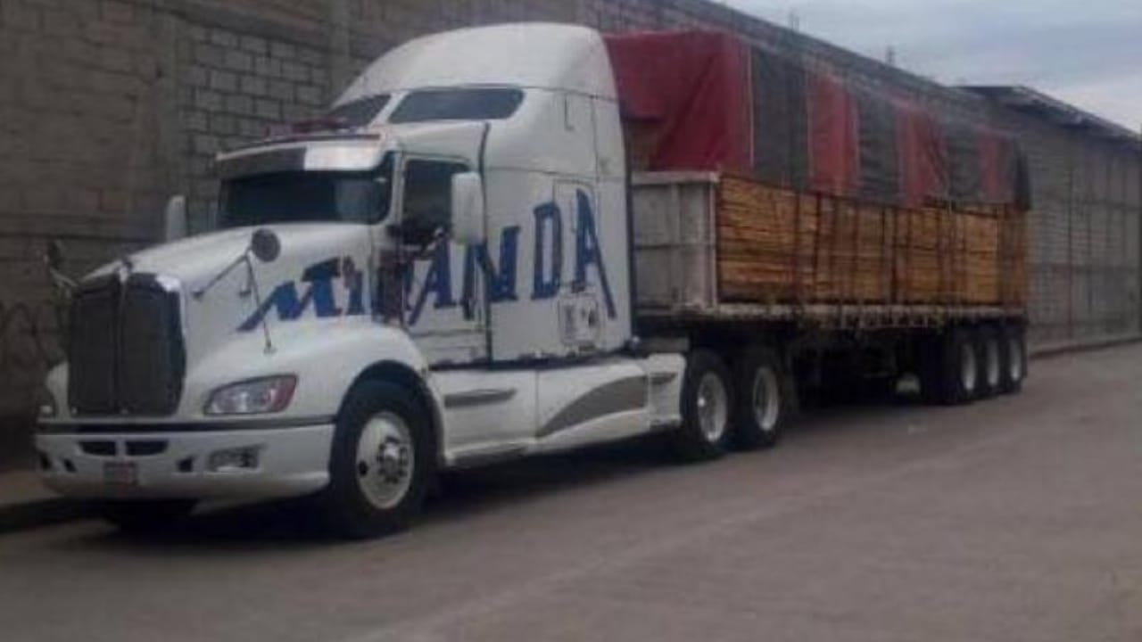 Se roban en la Puebla-Orizaba un camión cargado con madera