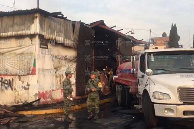 Evacúan a familias por voraz incendio en maderería de Atlixco