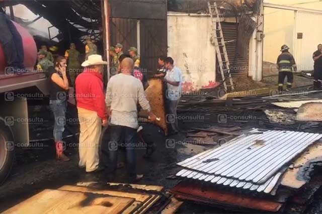 Evacúan a familias por voraz incendio en maderería de Atlixco