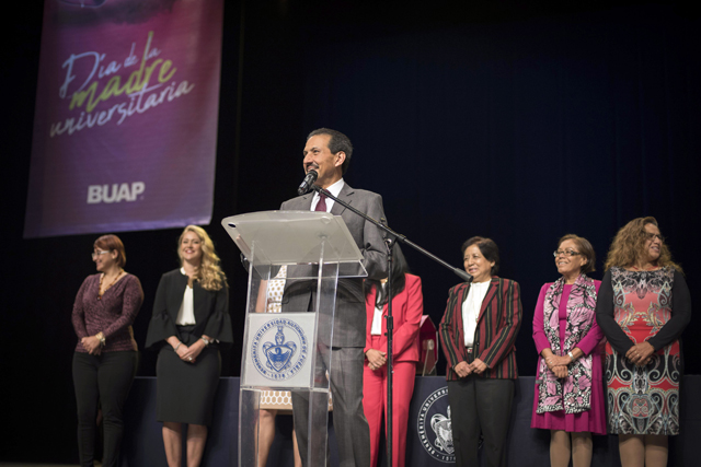 Trabaja BUAP por equidad, dice rector a madres universitarias