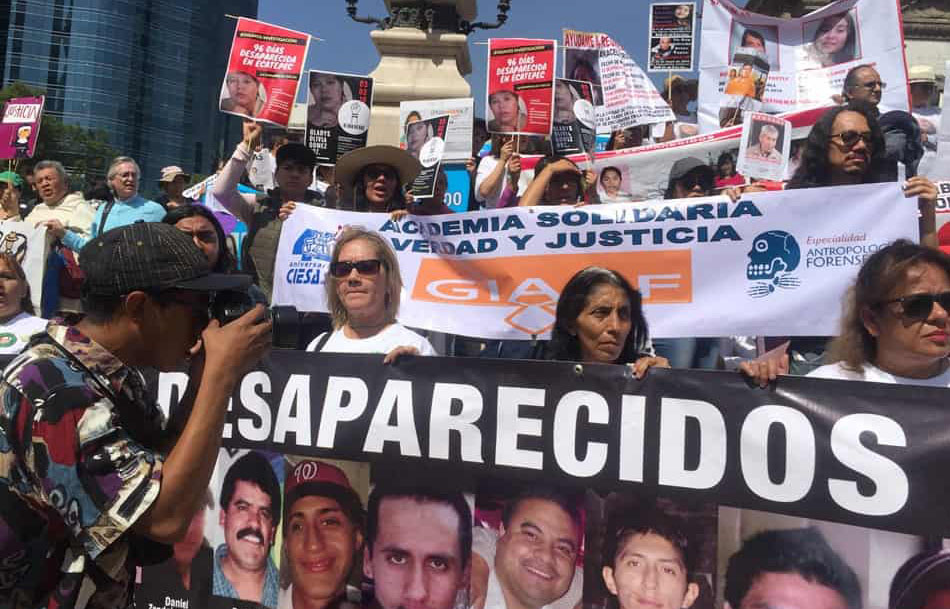Madres de desaparecidos marchan en la CDMX