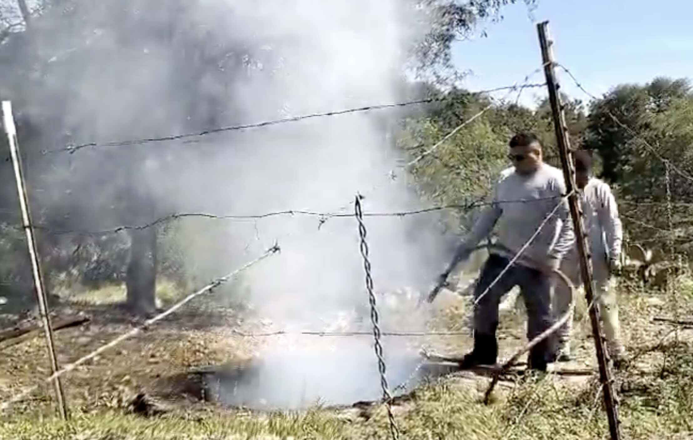 VIDEO Madres buscadoras encuentran restos humanos ardiendo en pozo de Sonora