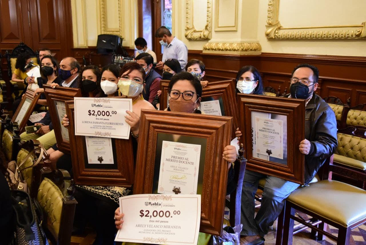 Ayuntamiento de Puebla galardona 17 docentes de la ciudad