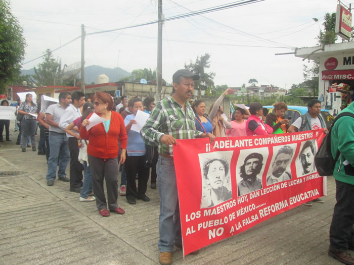 Marchan maestros contra reforma educativa en Huauchinango